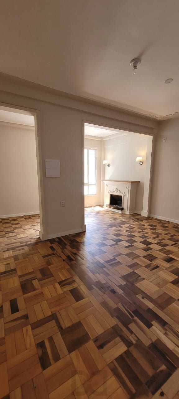 Venda apartamento totalmente reformado, 3 dormitórios living amplo, ótima iluminação, lareira ecológica, centro histórico — foto 3