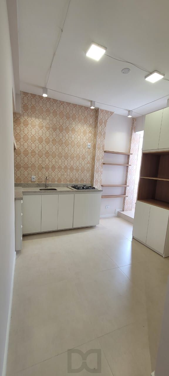 Venda apartamento totalmente reformado, 3 dormitórios living amplo, ótima iluminação, lareira ecológica, centro histórico — foto 8