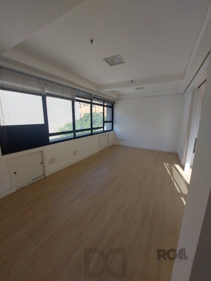 sala comercial, medindo 36,12 m² área privativa e 49,27 m² de área total, com 1 box coberto duplo, localizada no Moinhos de Vento — foto 6