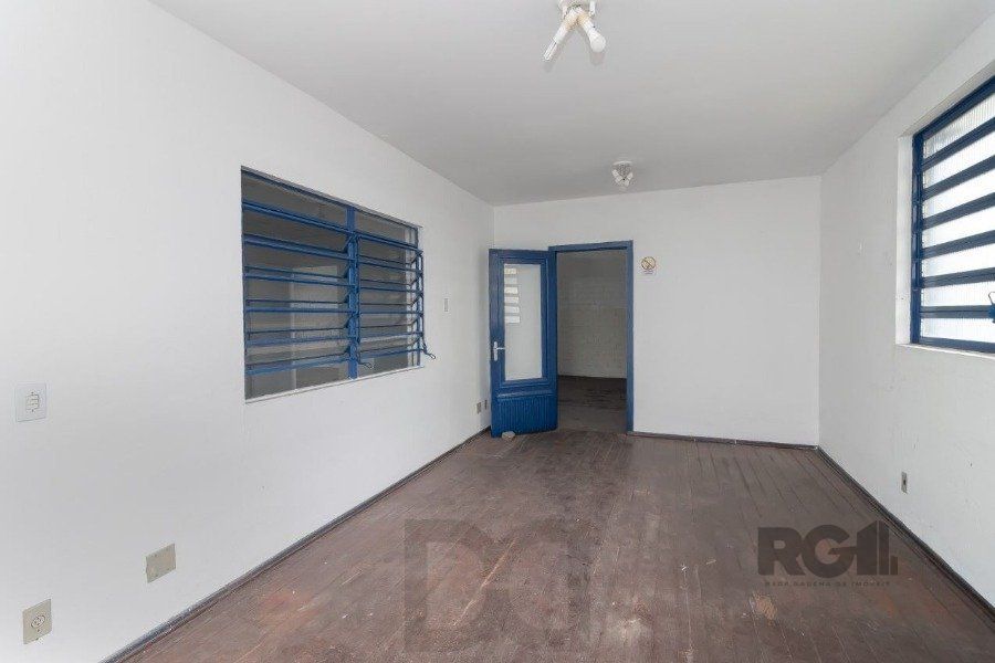Excelente deposito amplo, de alvenaria em Petrópolis, Br. do Amazonas, c/330 m2 de área construída emTerreno 13,20 X 40,00, banheiro, escritórios, pátio no fundos, estac. interno para uns 5 carros. — foto 13