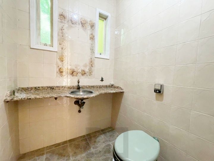 casa com 525 m2 de terreno , casa área construída 395 m2 de área, com 05 dormitorios sendo um suite com banheira — foto 23