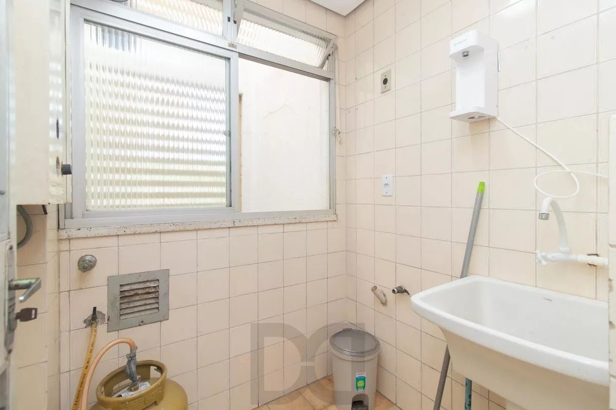 Excelente apto. no Bairro Partenon, com 52m2 de área útil, semi mobiliado, de 01 dormitório c/ uma vaga de garagem escriturada e coberta — foto 18