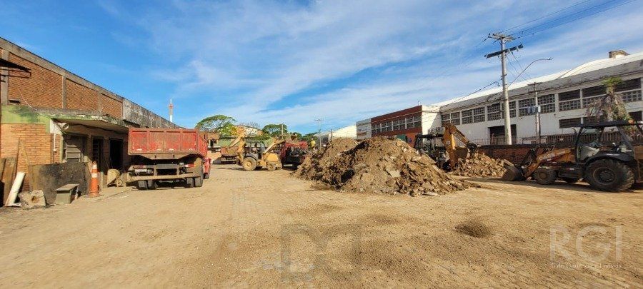 Depósito Pavilhão Venda no Bairro Navegantes com 1800m² de terreno e 324m² de escritórios - De esquina — foto 5