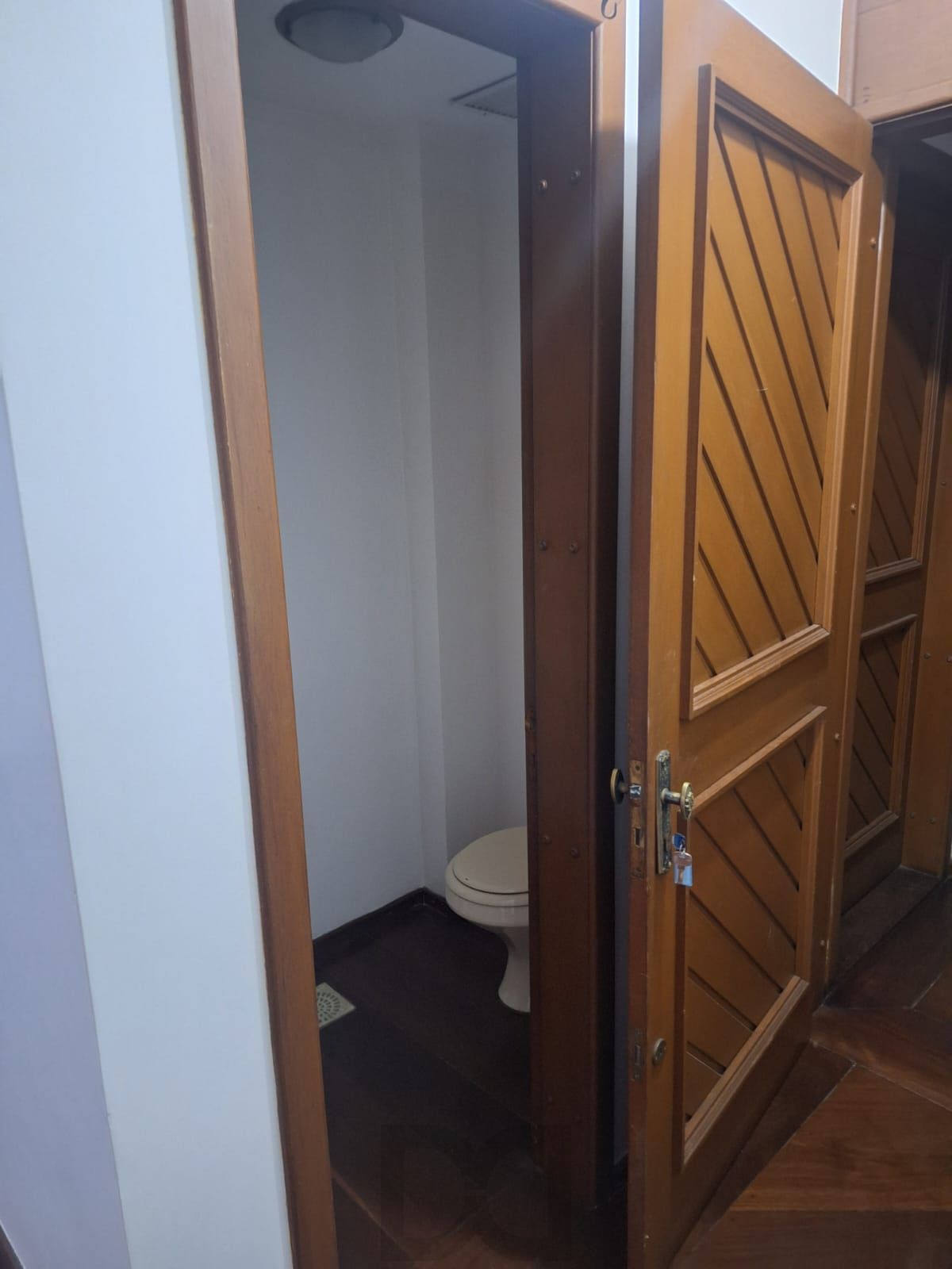 lavabo ao lado da porta social