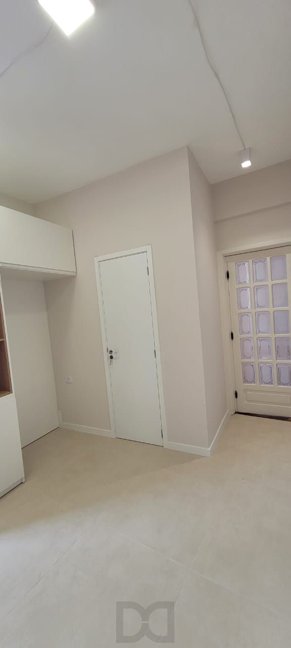 Venda apartamento totalmente reformado, 3 dormitórios living amplo, ótima iluminação, lareira ecológica, centro histórico — foto 11