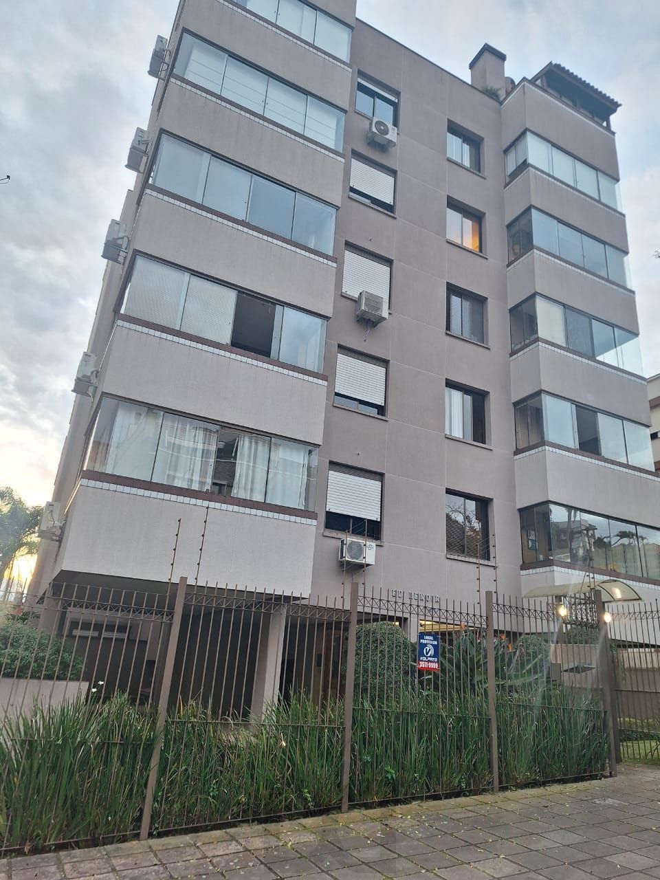 Apto 97m2, 3 banheiros, 1 suite, sacada c/churrasq. 01 vaga escriturada, Rua Corte Real Petropolis — foto 2