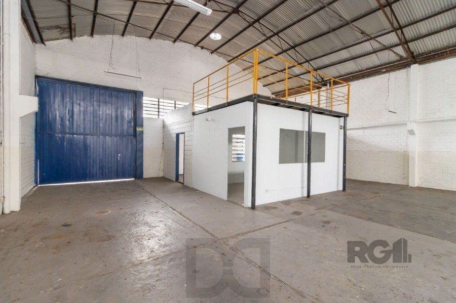 Excelente deposito amplo, de alvenaria em Petrópolis, Br. do Amazonas, c/330 m2 de área construída emTerreno 13,20 X 40,00, banheiro, escritórios, pátio no fundos, estac. interno para uns 5 carros. — foto 4