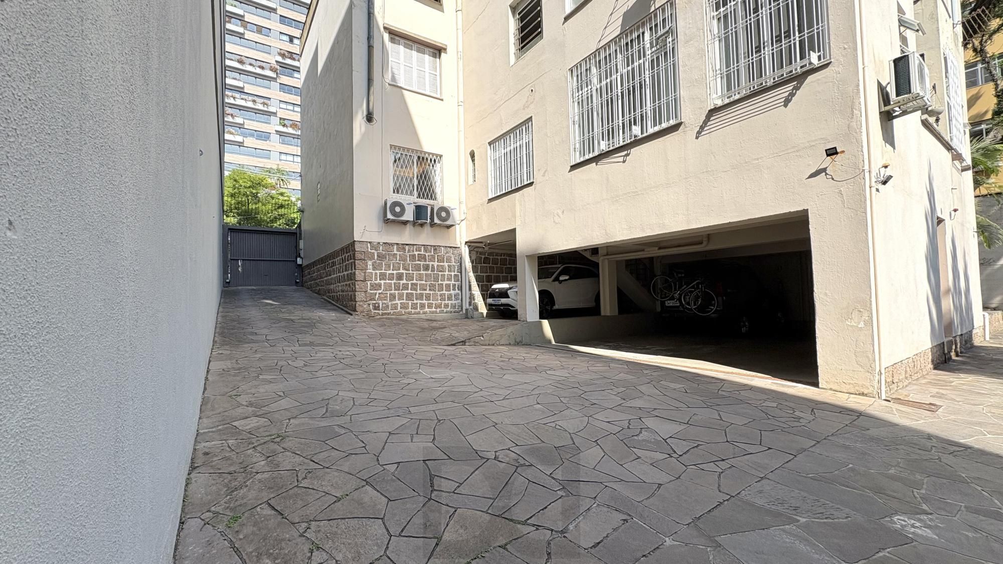 Maravilhoso apartamento no bairro Rio Branco próximo ao Zaffari Cabral , Igreja e colegio — foto 32