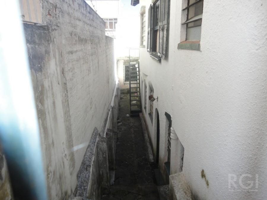 Casa para Venda - 250m², 4 dormitórios, sendo 1 suites, 2 vagas - Petrópolis — foto 3