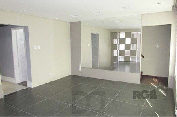 PRÉDIO A VENDA na rua Cairu, Navegantes Porto Alegre RS com aproximadamente 430m², com 2 pavimentos, espaço de estacionamento para 8 veiculos, — foto 2