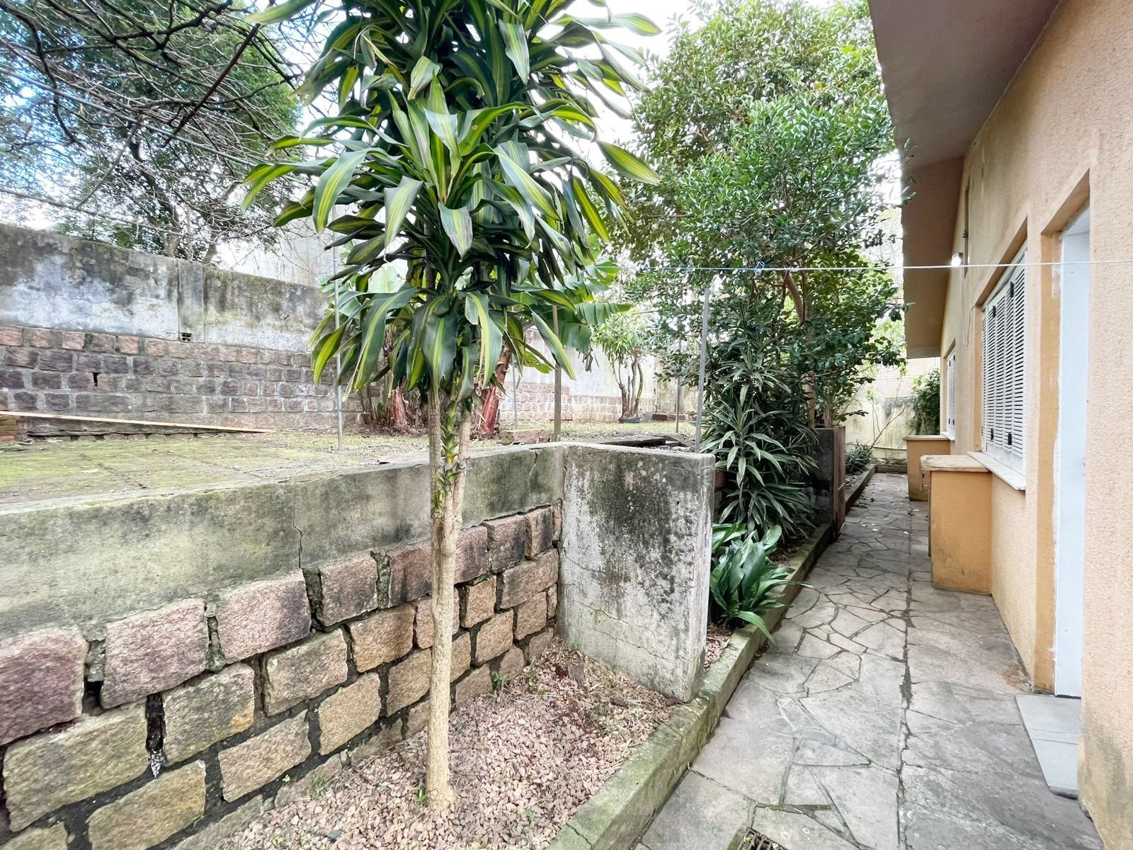 casa com 525 m2 de terreno , casa área construída 395 m2 de área, com 05 dormitorios sendo um suite com banheira — foto 13