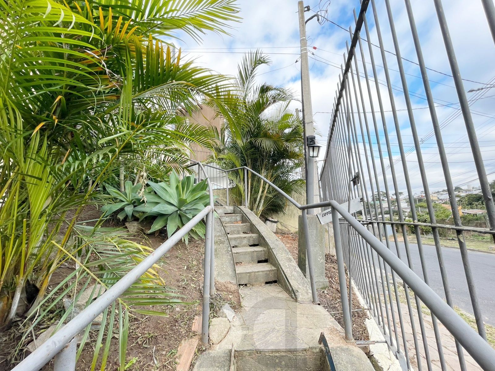 casa com 525 m2 de terreno , casa área construída 395 m2 de área, com 05 dormitorios sendo um suite com banheira — foto 17