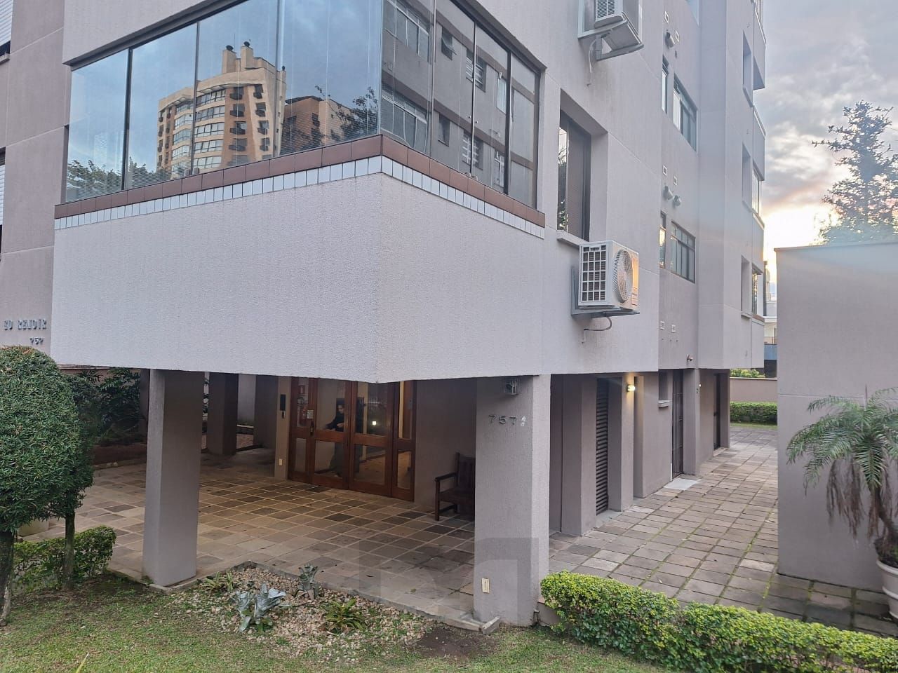 Apto 97m2, 3 banheiros, 1 suite, sacada c/churrasq. 01 vaga escriturada, Rua Corte Real Petropolis — foto 6