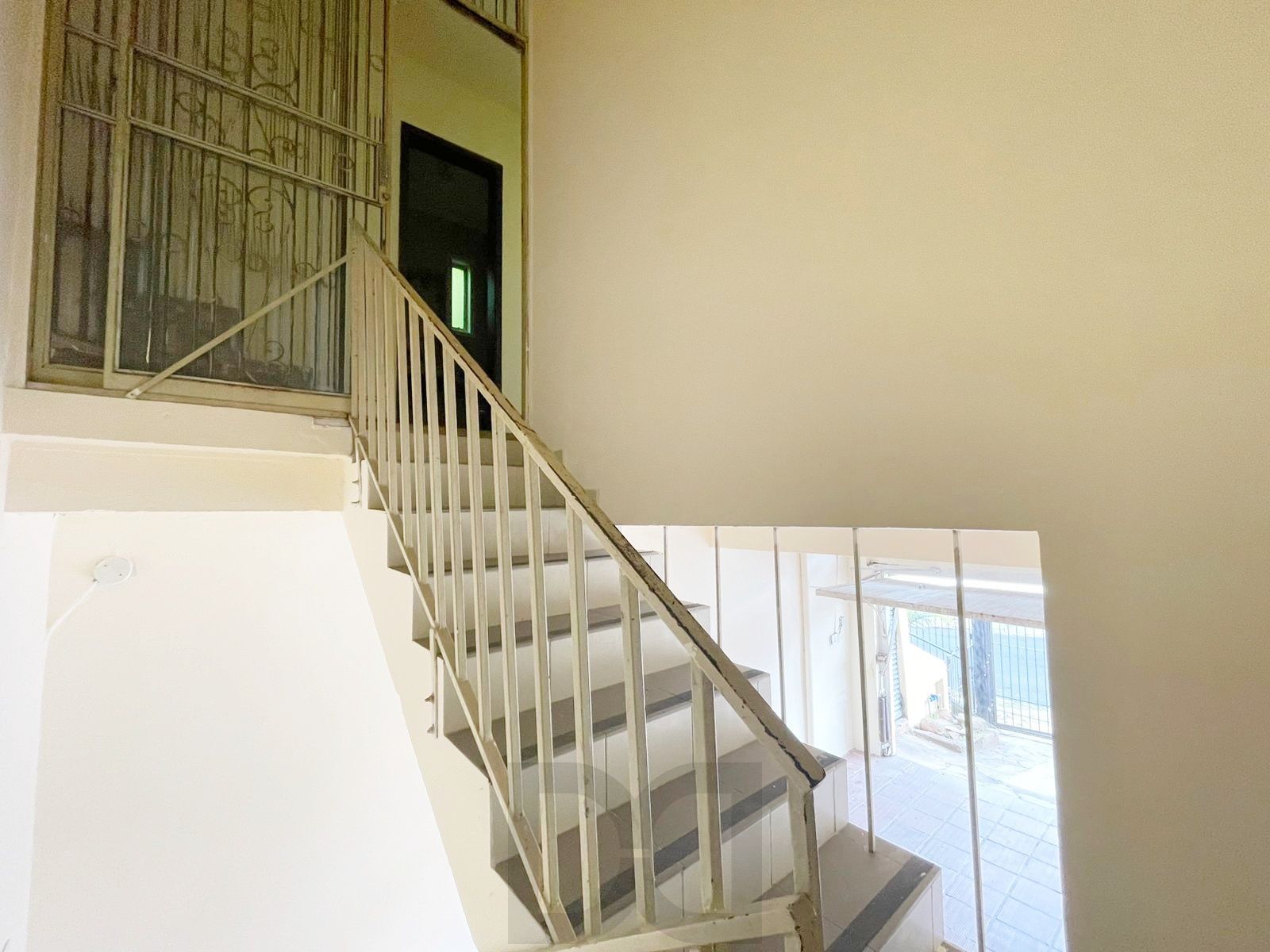casa com 525 m2 de terreno , casa área construída 395 m2 de área, com 05 dormitorios sendo um suite com banheira — foto 42