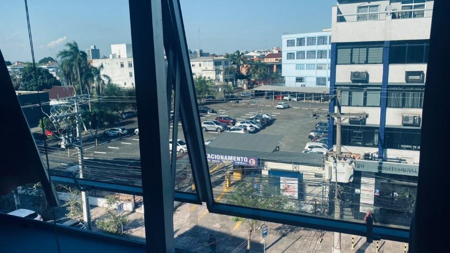 Excelente sala com 33,34m2 de frente, na Assis Brasil, Passo D'areia, semi-mobiliado — foto 2