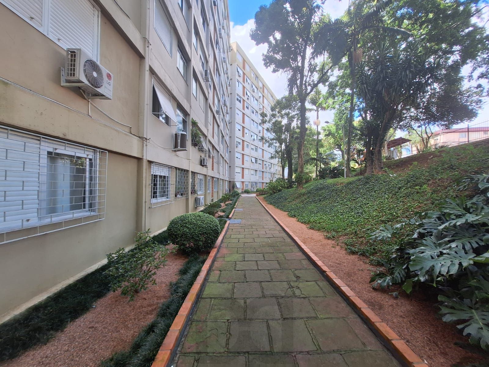 Excelente apto. Av. Oscar Pereira, Azenha, 56,12 m2 área priv. térreo,2 dorms, — foto 2
