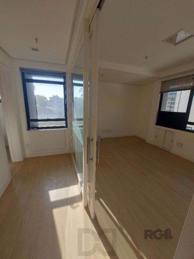 sala comercial, medindo 36,12 m² área privativa e 49,27 m² de área total, com 1 box coberto duplo, localizada no Moinhos de Vento — foto 7