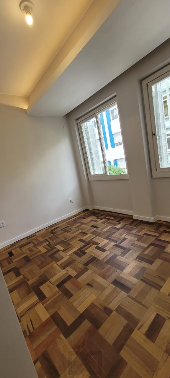 Venda apartamento totalmente reformado, 3 dormitórios living amplo, ótima iluminação, lareira ecológica, centro histórico — foto 22
