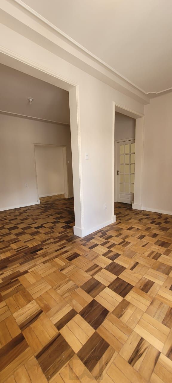 Venda apartamento totalmente reformado, 3 dormitórios living amplo, ótima iluminação, lareira ecológica, centro histórico — foto 6
