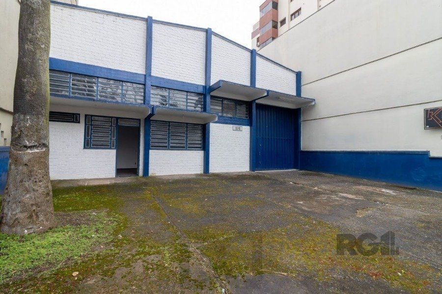 Excelente deposito amplo, de alvenaria em Petrópolis, Br. do Amazonas, c/330 m2 de área construída emTerreno 13,20 X 40,00, banheiro, escritórios, pátio no fundos, estac. interno para uns 5 carros. — foto 1