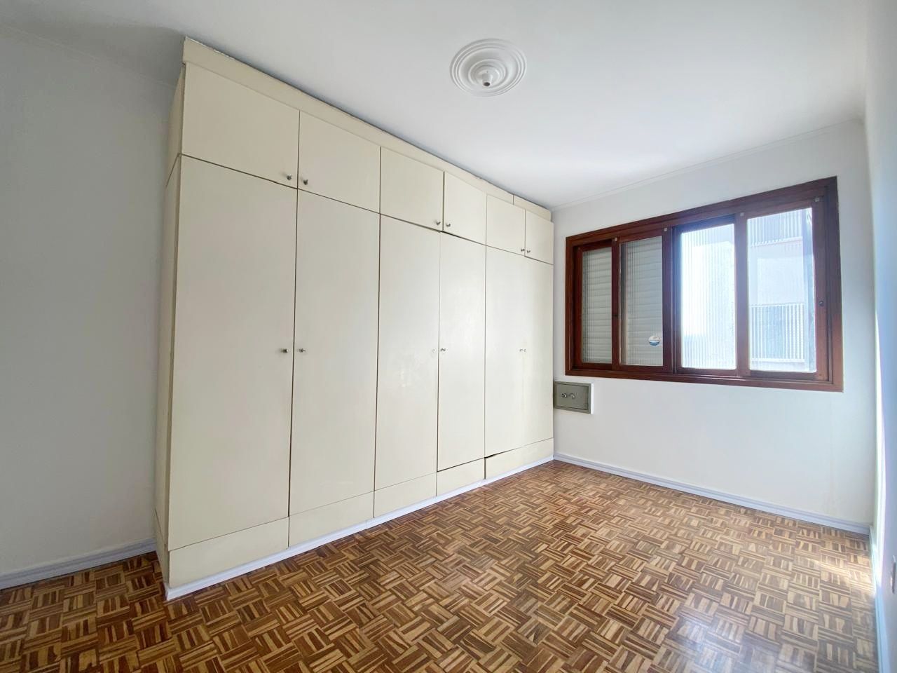 Apartamento reformado de 3 dormitórios transformado em 2 perto da Redenção — foto 9