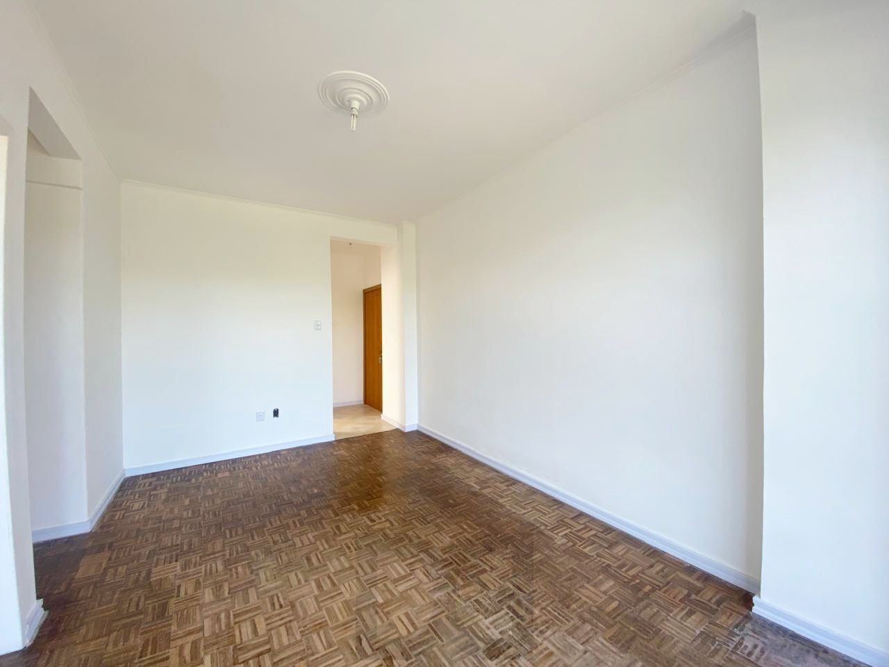 Apartamento reformado de 3 dormitórios transformado em 2 perto da Redenção — foto 4