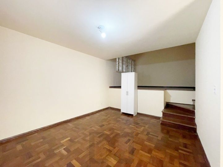casa com 525 m2 de terreno , casa área construída 395 m2 de área, com 05 dormitorios sendo um suite com banheira — foto 40