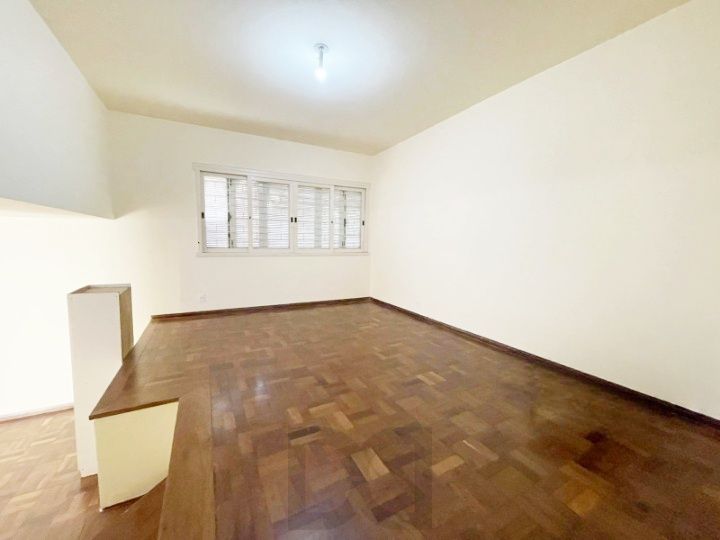 casa com 525 m2 de terreno , casa área construída 395 m2 de área, com 05 dormitorios sendo um suite com banheira — foto 35