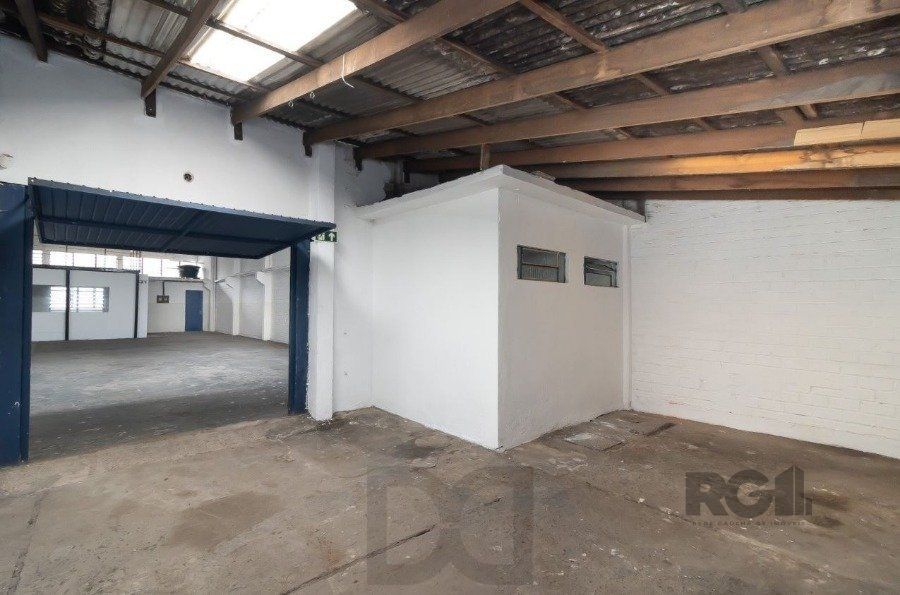 Excelente deposito amplo, de alvenaria em Petrópolis, Br. do Amazonas, c/330 m2 de área construída emTerreno 13,20 X 40,00, banheiro, escritórios, pátio no fundos, estac. interno para uns 5 carros. — foto 9