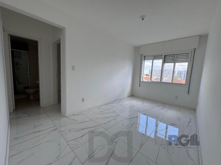 Apartamento com 54,70 m² de área privativa com dois dormitórios, sala, cozinha e área de serviço. Reformado. Piso porcelanato — foto 2
