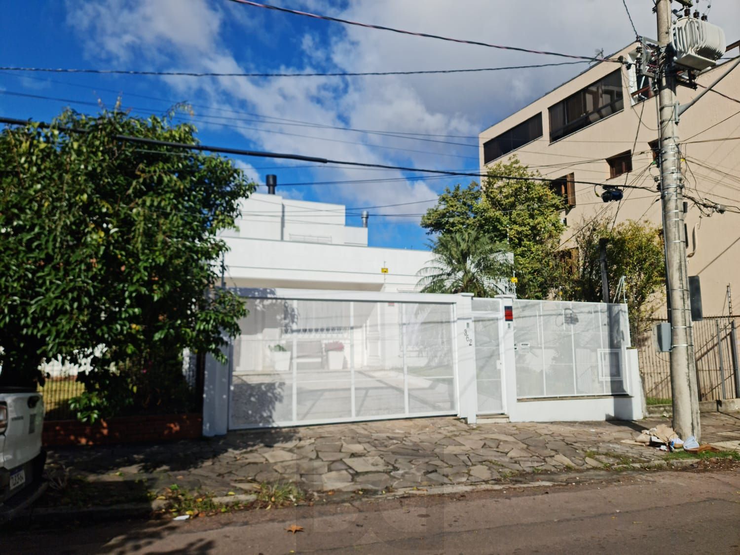 Linda casa com 5 dorm sendo 4 suites, 2 churrasqueiras e piscina — foto 1