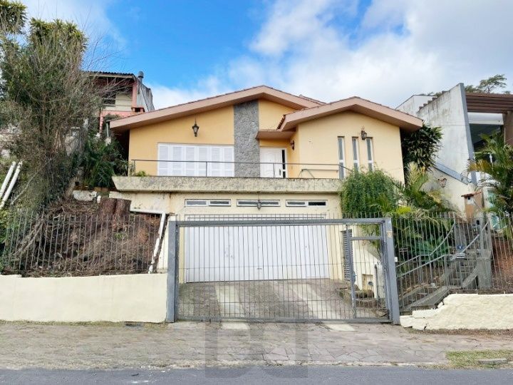casa com 525 m2 de terreno , casa área construída 395 m2 de área, com 05 dormitorios sendo um suite com banheira — foto 1
