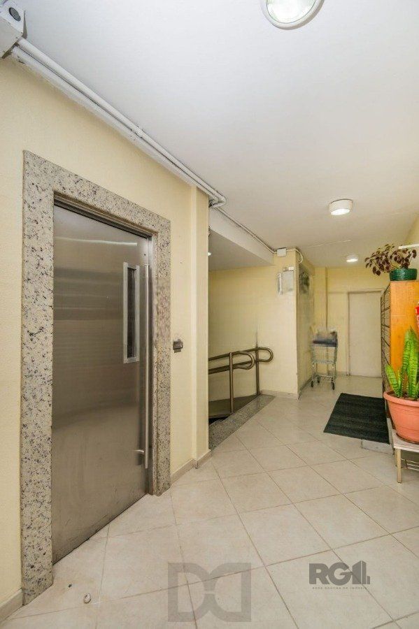 Ampla apartamento 3 dormitorios,living 2 ambientes na Cidade Baixa, com 2 garagem, — foto 14