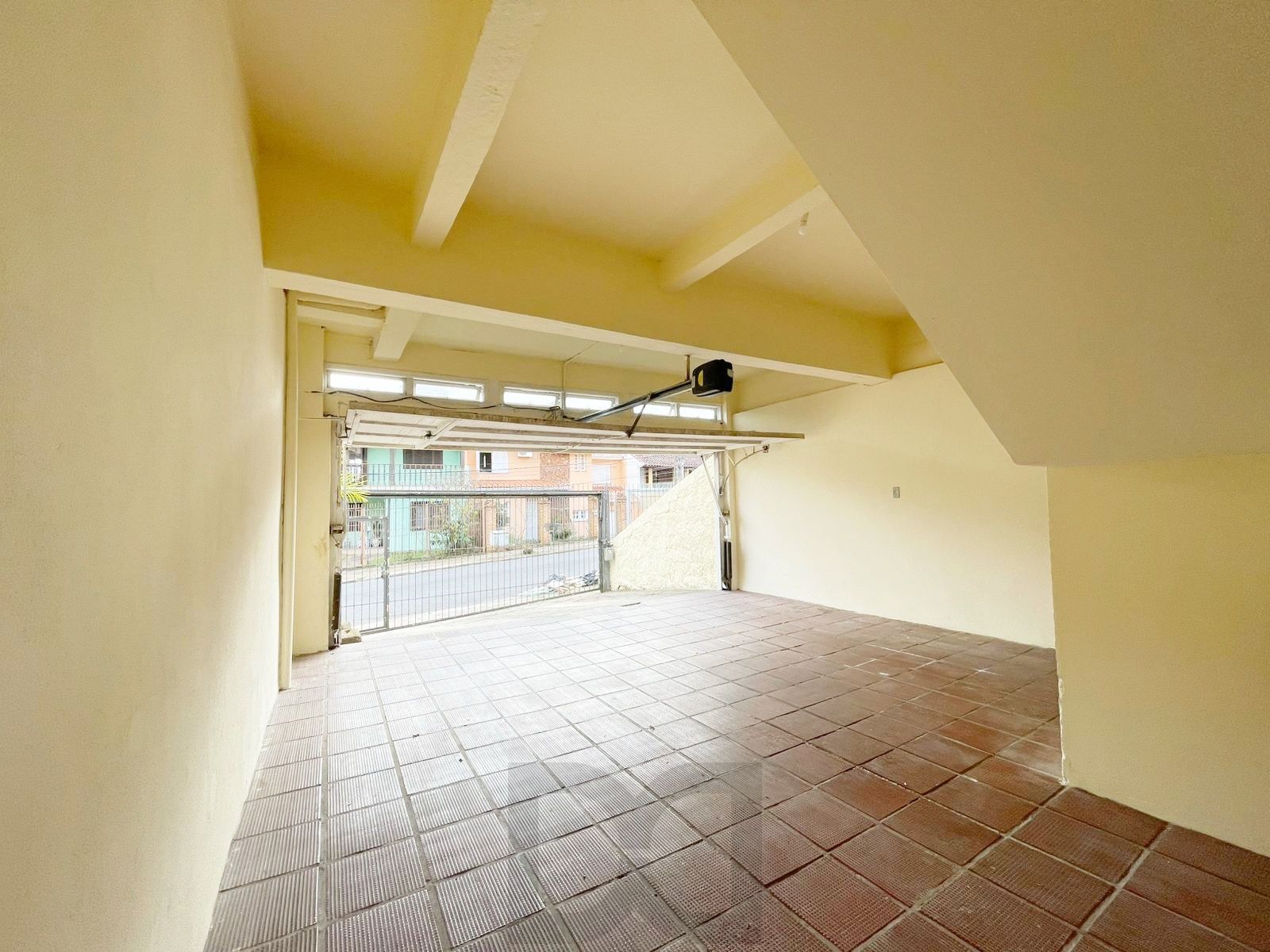 casa com 525 m2 de terreno , casa área construída 395 m2 de área, com 05 dormitorios sendo um suite com banheira — foto 4