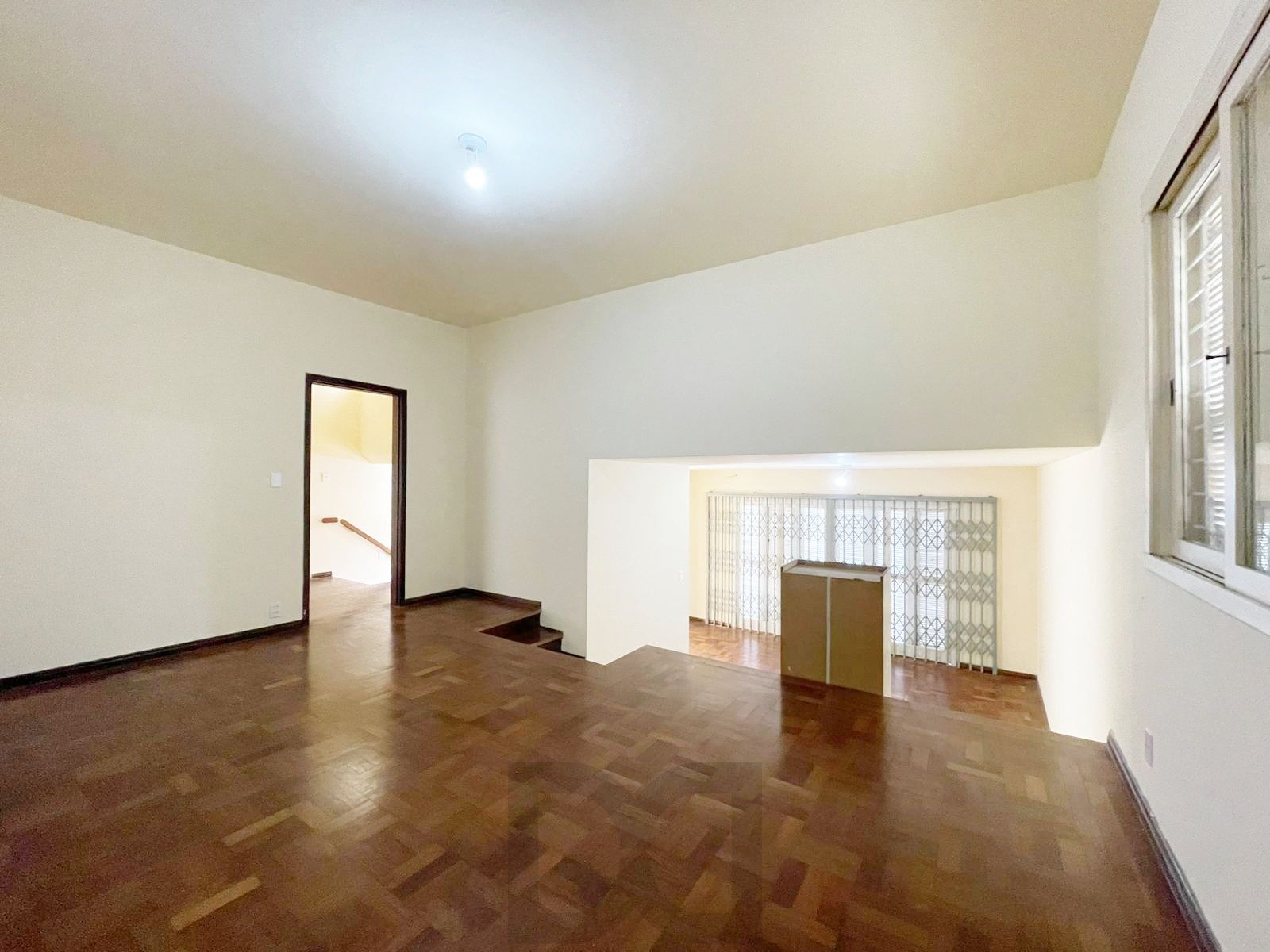 casa com 525 m2 de terreno , casa área construída 395 m2 de área, com 05 dormitorios sendo um suite com banheira — foto 37