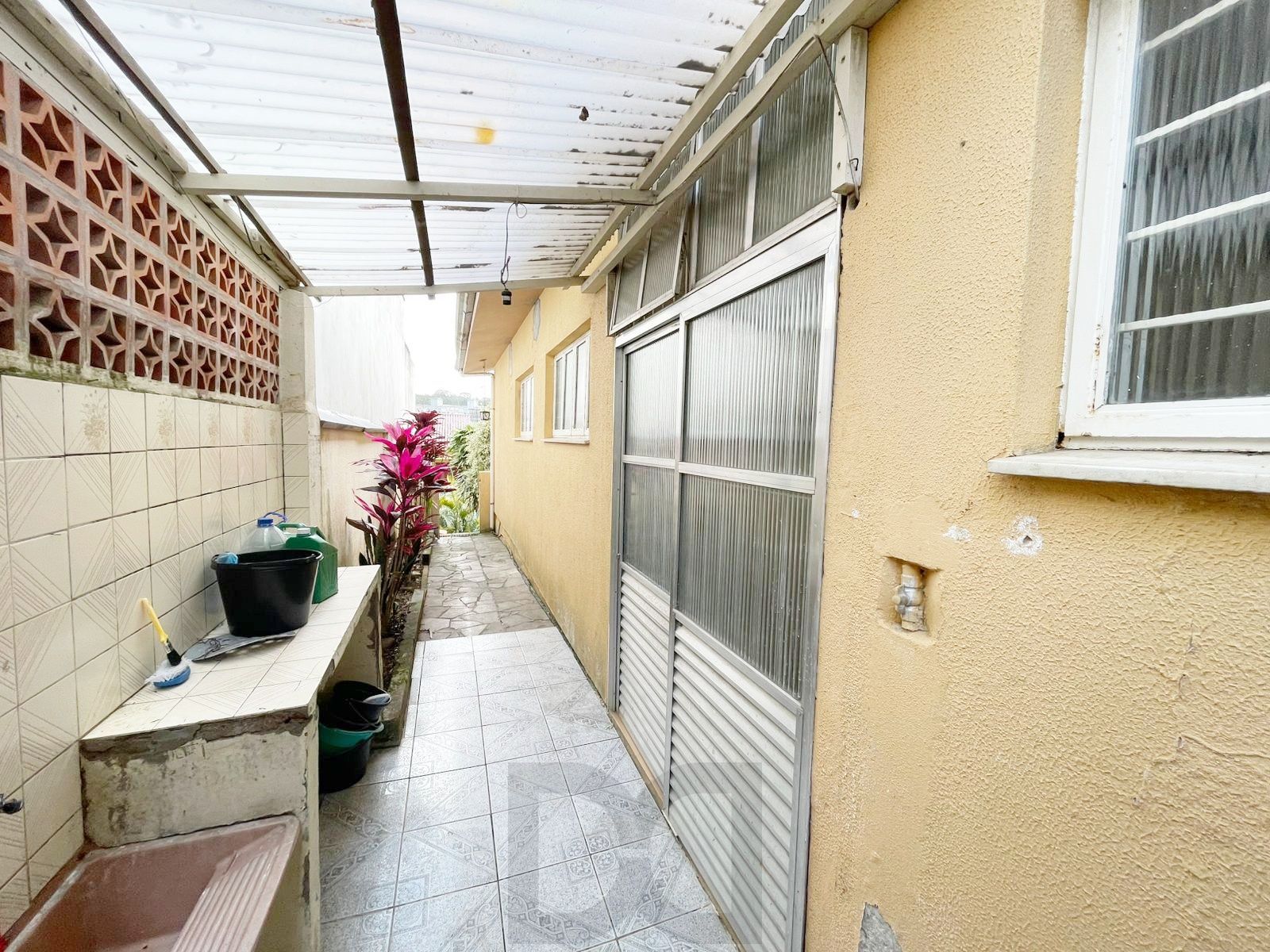casa com 525 m2 de terreno , casa área construída 395 m2 de área, com 05 dormitorios sendo um suite com banheira — foto 15