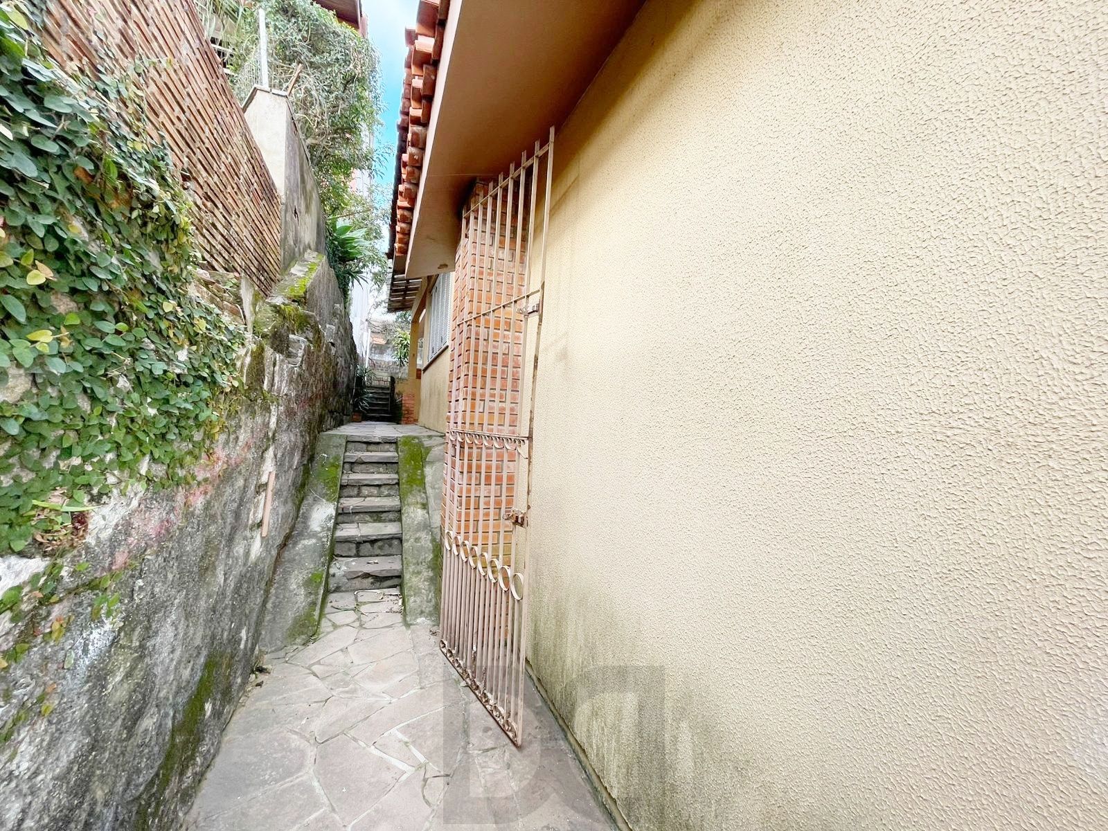 casa com 525 m2 de terreno , casa área construída 395 m2 de área, com 05 dormitorios sendo um suite com banheira — foto 19