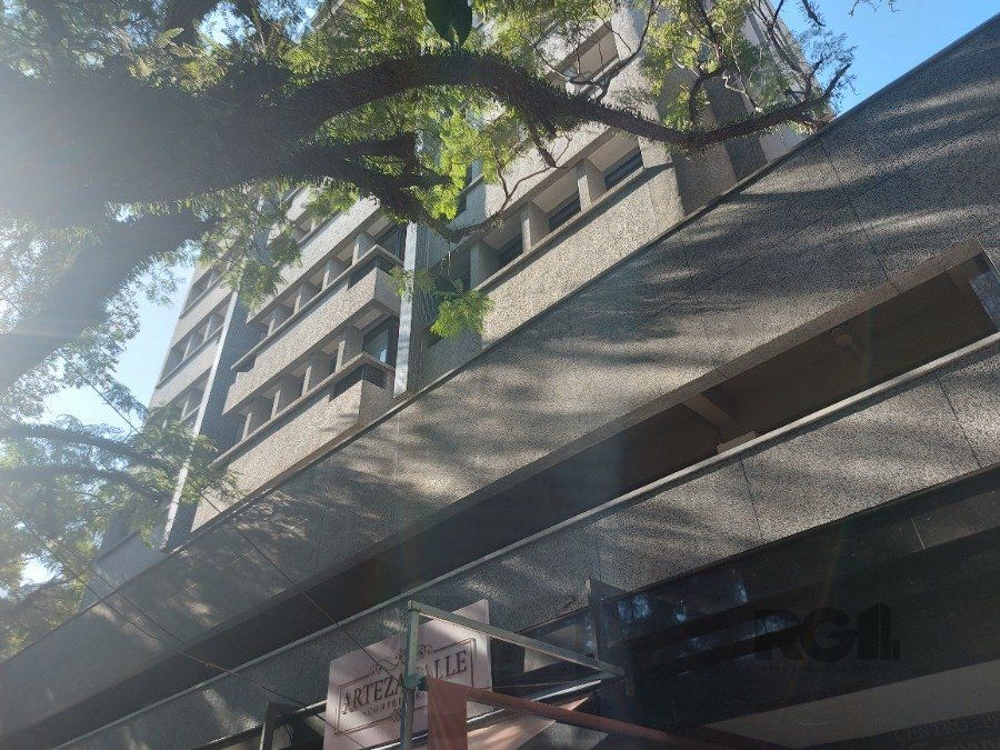 sala comercial, medindo 36,12 m² área privativa e 49,27 m² de área total, com 1 box coberto duplo, localizada no Moinhos de Vento — foto 1