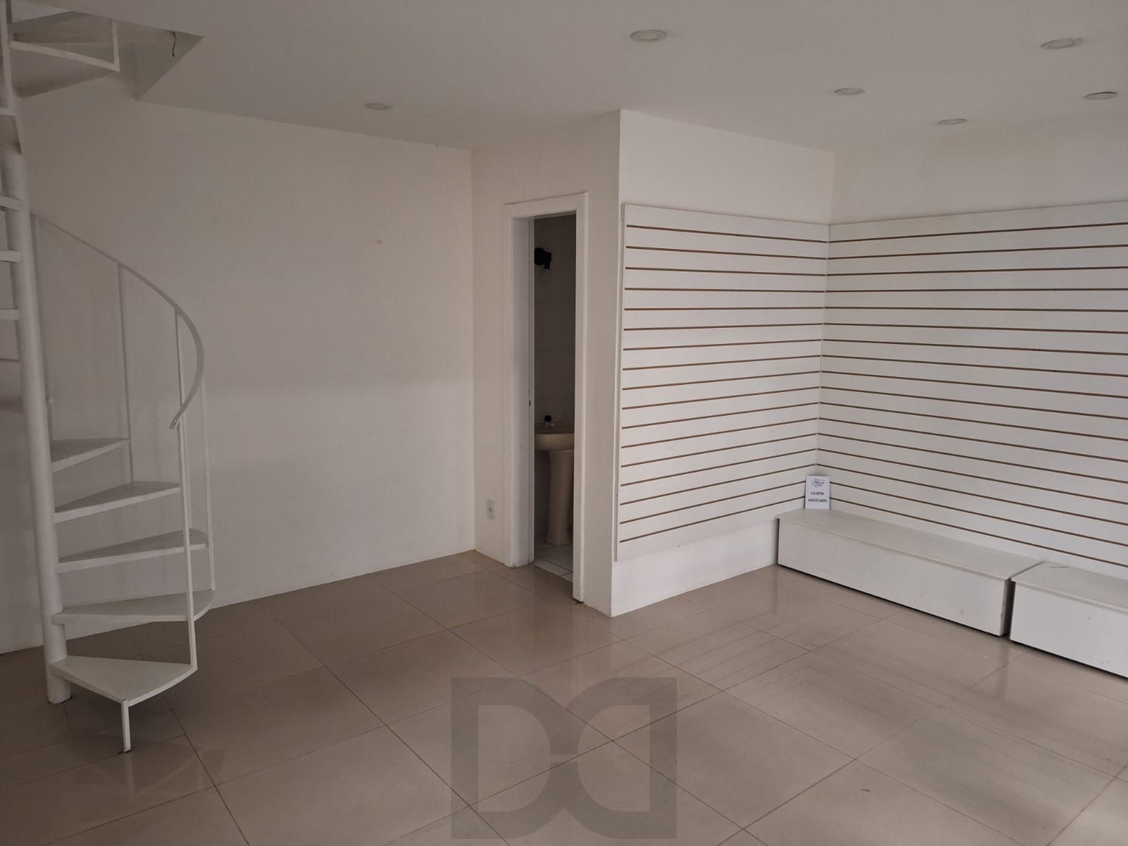 LOJA TÉRREA NA GALERIA QUINTA AVENIDA CENTER, Bairro Moinhos ,45,38 m2 com mezanino com vaga de garagem. — foto 8