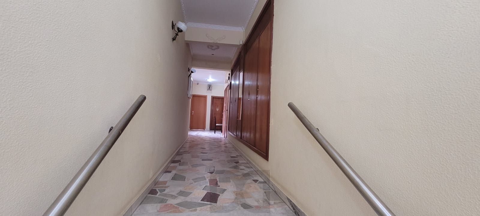 Venda apartamento totalmente reformado, 3 dormitórios living amplo, ótima iluminação, lareira ecológica, centro histórico — foto 34