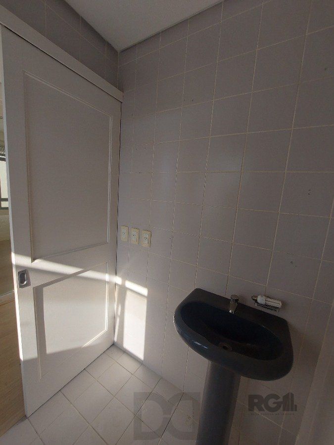 sala comercial, medindo 36,12 m² área privativa e 49,27 m² de área total, com 1 box coberto duplo, localizada no Moinhos de Vento — foto 15