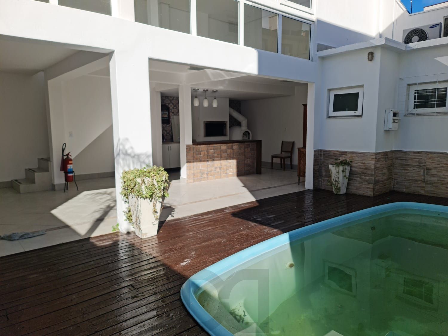 Linda casa com 5 dorm sendo 4 suites, 2 churrasqueiras e piscina — foto 34