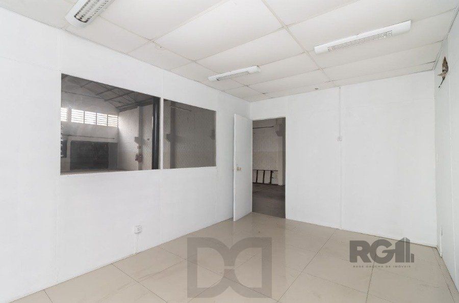 Excelente deposito amplo, de alvenaria em Petrópolis, Br. do Amazonas, c/330 m2 de área construída emTerreno 13,20 X 40,00, banheiro, escritórios, pátio no fundos, estac. interno para uns 5 carros. — foto 12