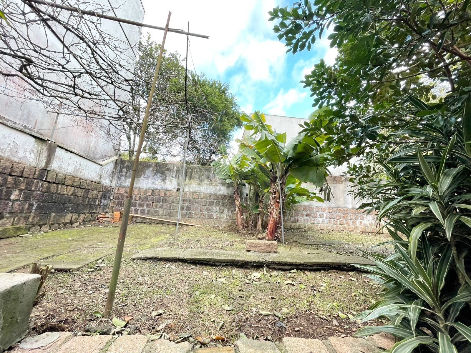 casa com 525 m2 de terreno , casa área construída 395 m2 de área, com 05 dormitorios sendo um suite com banheira — foto 20
