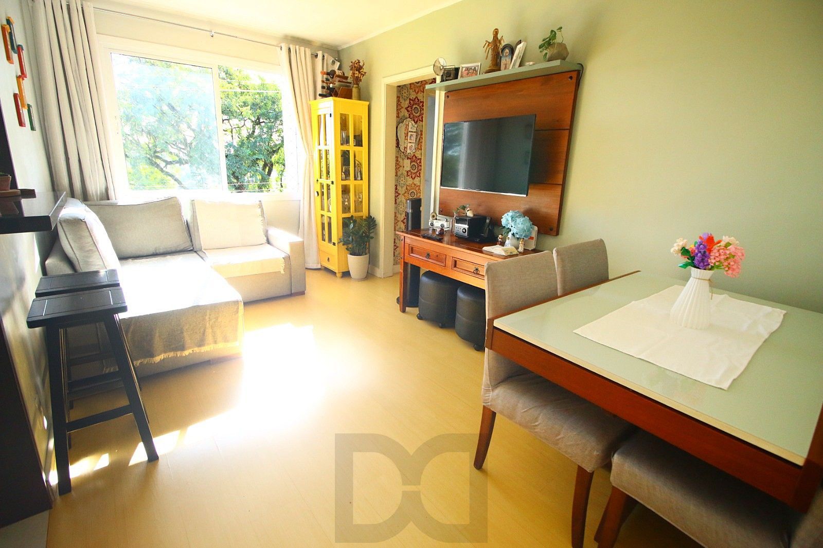 Apartamento Semi Mobiliado com Vista para Praça na Medianeira – 2 Dormitórios e Excelente Localização! — foto 1