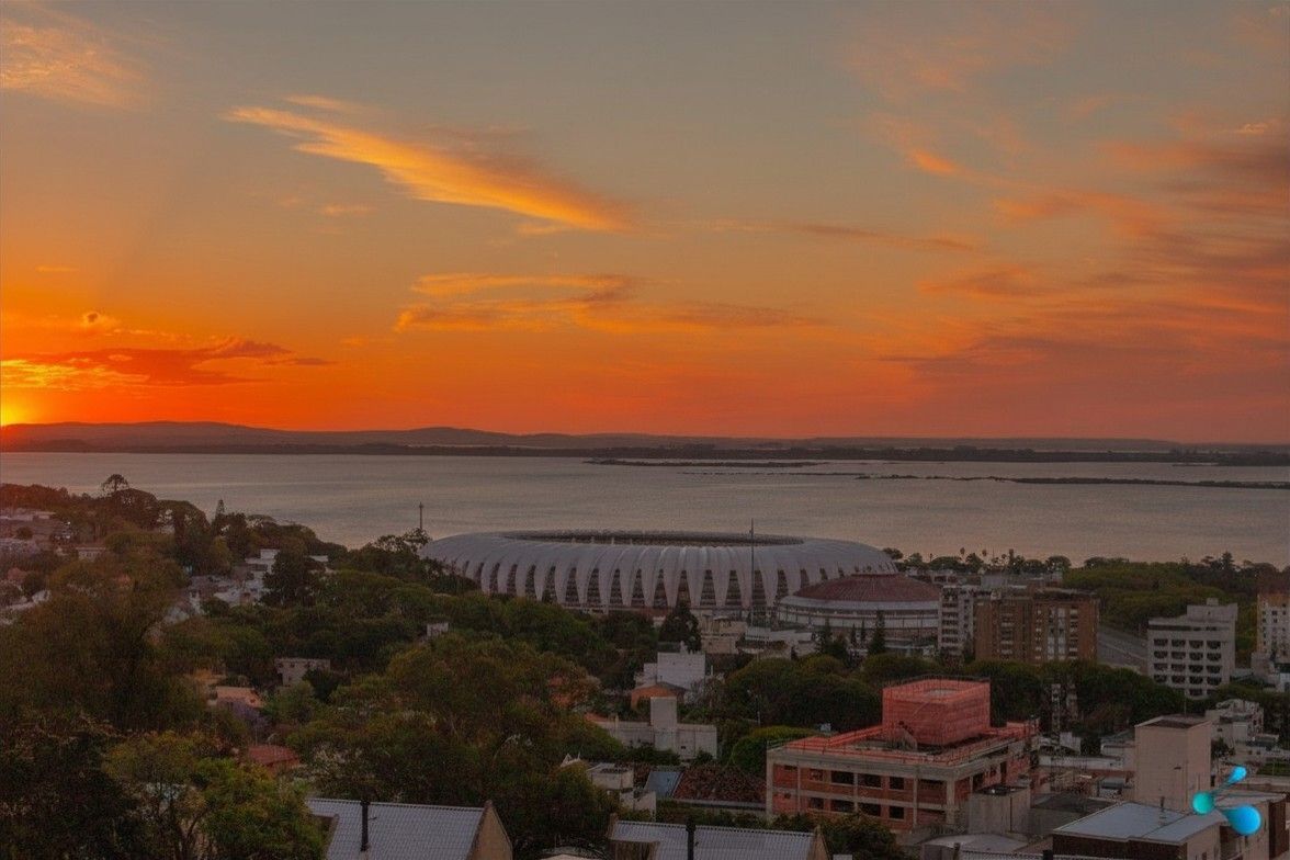 COBERTURA IMPRESSIONANTE NO MENINO DEUS: 471m² PRIVATIVOS, VISTA DEFINITIVA PARA O GUAÍBA E 3 VAGAS EM Porto Alegre — foto 1
