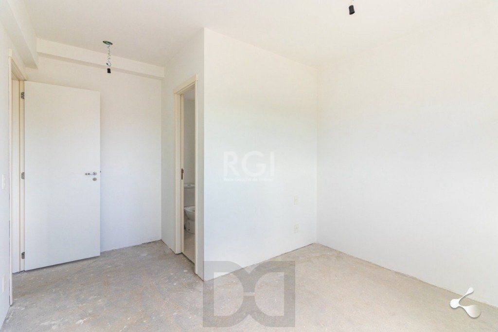 Vende apartamento, 03 dormitórios, living para dois ambientes, banheiro social, cozinha com churrasqueira e área de serviço e garagem. — foto 2