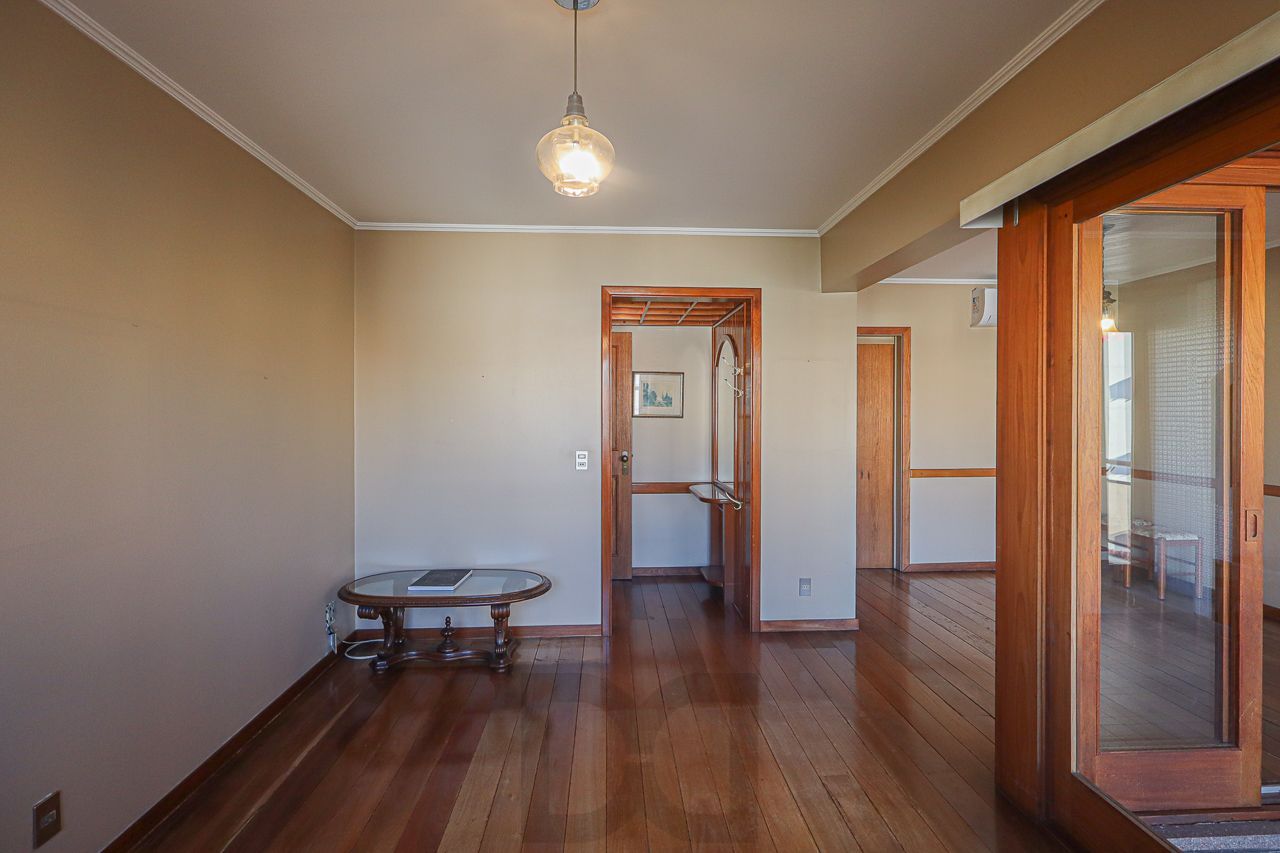 02 quartos no Bairro Higienópolis com Churrasqueira, Garagem e elevador — foto 4