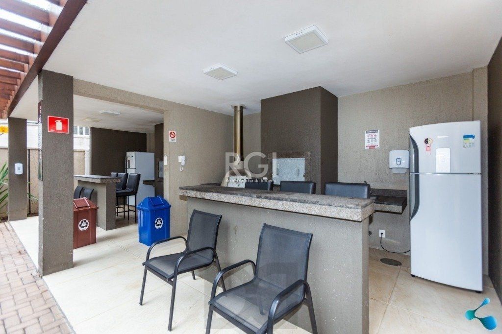 Vende apartamento, 03 dormitórios, living para dois ambientes, banheiro social, cozinha com churrasqueira e área de serviço e garagem. — foto 13