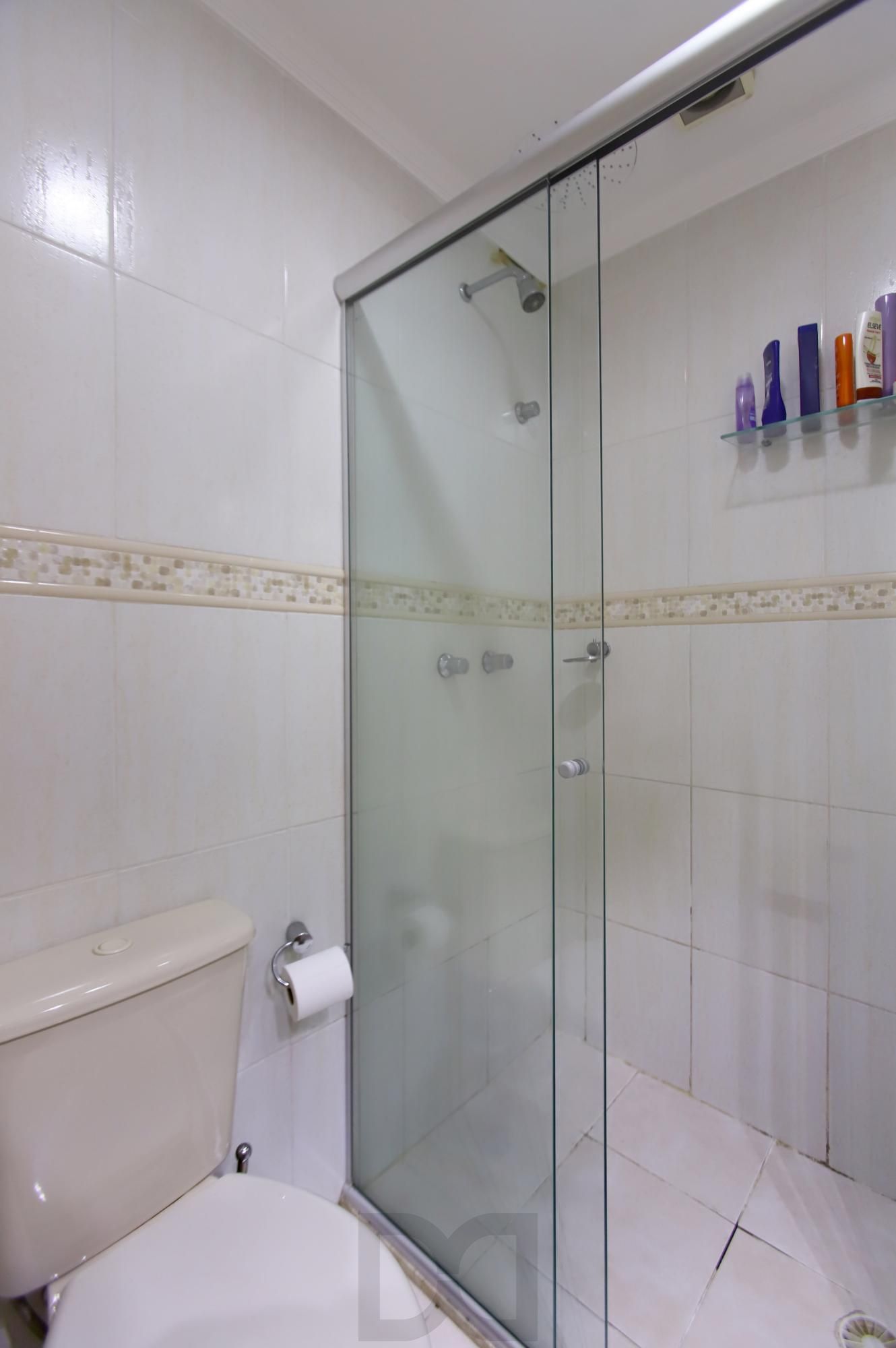 Vende cobertura: Piso inferior:  03 dormitórios, 02 banheiros, living 2 ambientes, cozinha americana. — foto 14